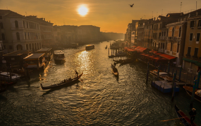 Обои картинки фото города, венеция , италия, канал, лодки, гондолы, дома, здания, причалы, солнце