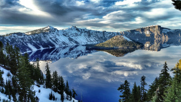 Картинка природа реки озера отражение горы снег зима деревья озеро crater lake national park вода сша