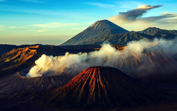 Картинка природа горы кратеры гряда вулканы дым небо