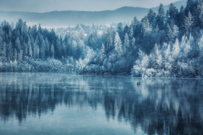 Обои картинки фото природа, реки, озера, озеро, лес, горы, отражение, лодки, голубая, дымка, pawel, uchorczak