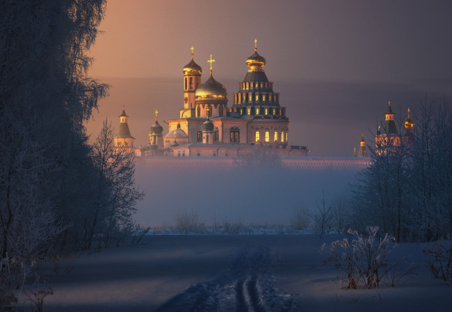Обои картинки фото города, - православные церкви,  монастыри, новый, иерусалим, собор, купола, кресты, свет, солнца, дымка, тумана, снег, ilya, melikhov