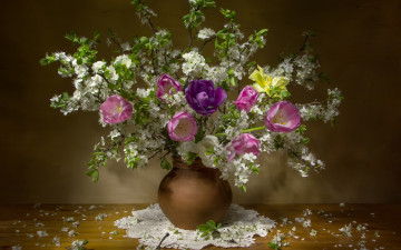 обоя цветы, букеты,  композиции, салфетка, ваза, тюльпаны, цветущие, ветки, лепестки