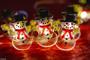 Картинка праздничные снеговики гирлянда
