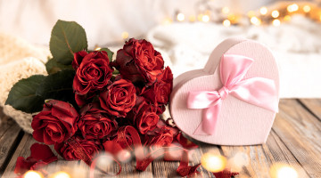 Картинка праздничные подарки+и+коробочки розы подарок сердечко