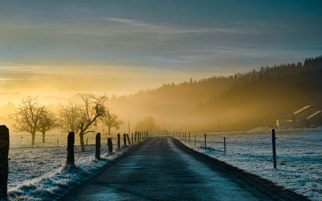 Обои картинки фото природа, дороги, туман, дорога, восход, забор