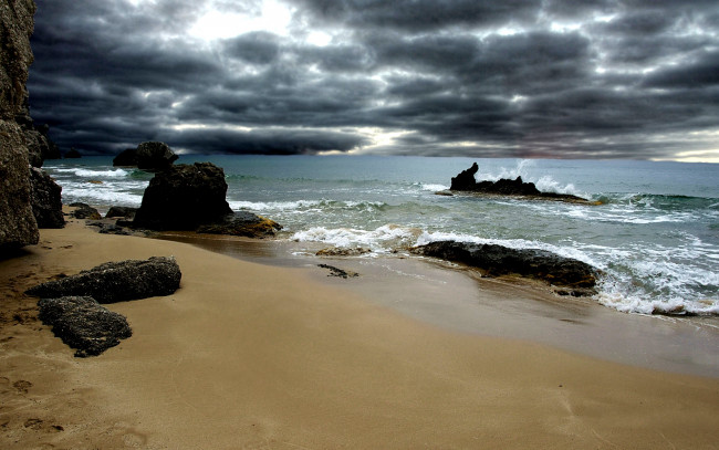 Обои картинки фото природа, побережье, волны, пляж, океан, тучи, скалы