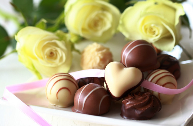 Обои картинки фото еда, конфеты, шоколад, сладости, розы, цветы