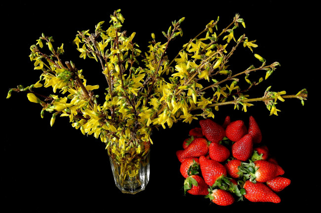 Обои картинки фото еда, клубника, земляника, ягоды, ветки, стакан, натюрморт