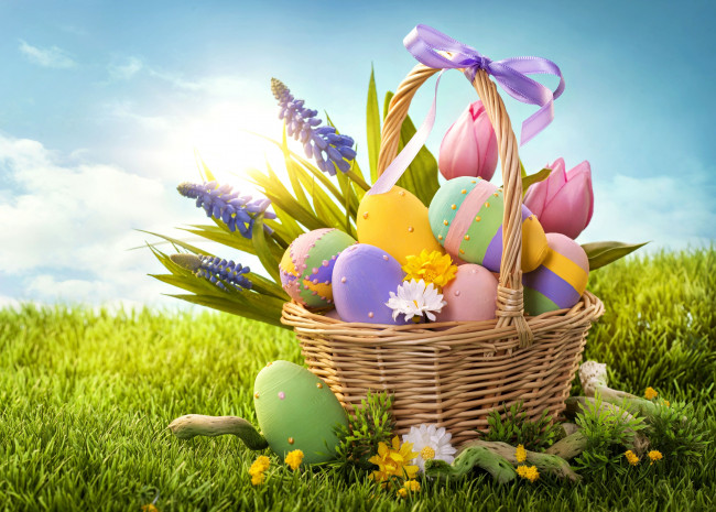 Обои картинки фото праздничные, пасха, яйца, трава, цветы, корзина, крашенки