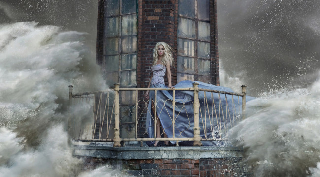 Обои картинки фото девушки, -unsort , блондинки, девушка, блондинка, платье, маяк, шторм, волны, брызги, вода