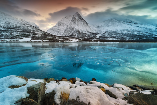 Обои картинки фото природа, реки, озера, рассвет, зима, снег, горы, река