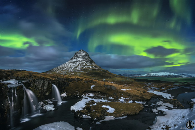 Обои картинки фото природа, северное сияние, ночь, снег, водопад, скалы, вулкан, гора, kirkjufell, исландия