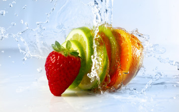 Картинка еда фрукты +ягоды брызги вода дольки цитрусы клубника ягода