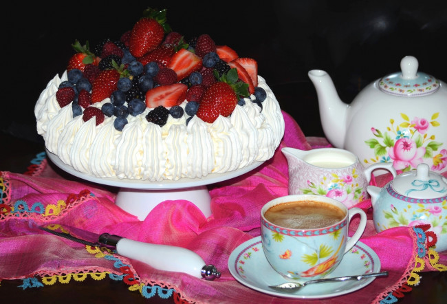 Обои картинки фото еда, торты, кофе, посуда, десерт, торт, павлова, безе, малина, голубика, клубника, ягоды