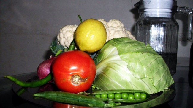 Обои картинки фото еда, фрукты и овощи вместе, капуста, лук, помидор, лимон, горошек, томаты