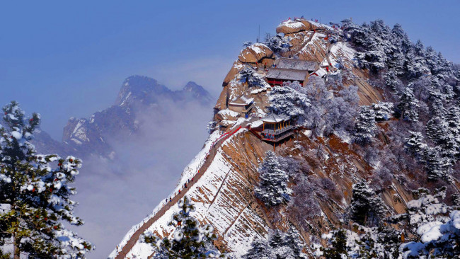 Обои картинки фото города, - буддийские и другие храмы, скала, пагода, гора, хуашань, провинция, шэньси, дом, китай, деревья, туман, зима, снег
