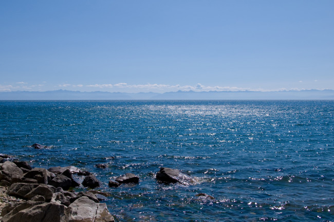 Обои картинки фото байкал, природа, побережье, берег, вода, озеро, небо, синева, камни