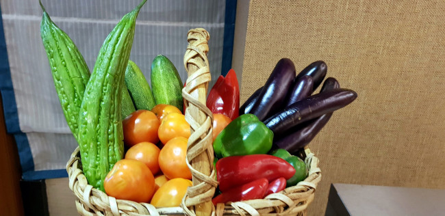 Обои картинки фото еда, овощи, помидоры, перец, баклажаны