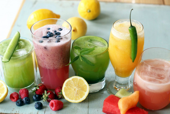 Обои картинки фото еда, напитки,  сок, лимон, сок, огурец, малина