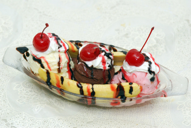 Обои картинки фото еда, мороженое,  десерты, банан, вишня