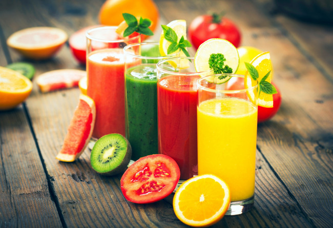 Обои картинки фото еда, напитки,  сок, грейпфрут, лимон, сок, киви, помидор