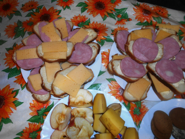 Обои картинки фото еда, бутерброды,  гамбургеры,  канапе, яблоки, бананы, печенье, вафли, хлеб, колбаса, сыр