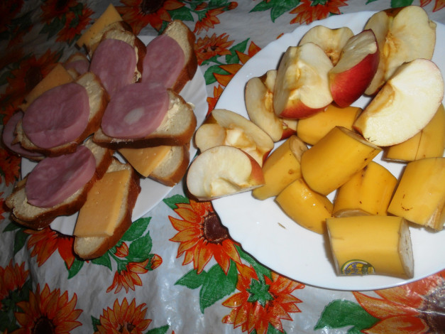Обои картинки фото еда, бутерброды,  гамбургеры,  канапе, яблоки, бананы, хлеб, колбаса, сыр