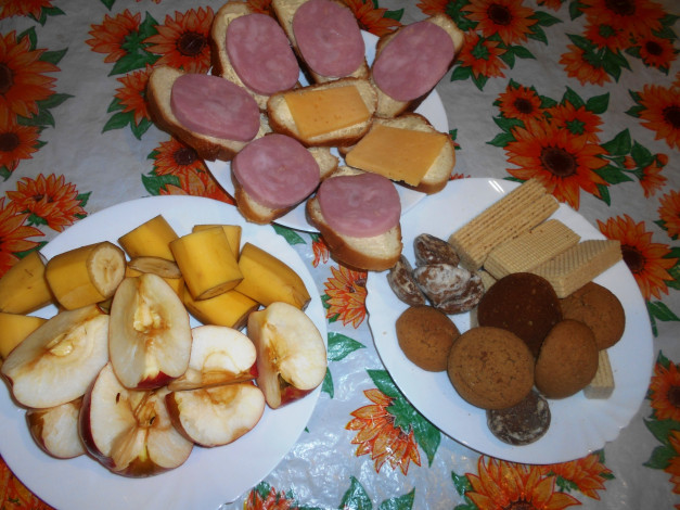 Обои картинки фото еда, бутерброды,  гамбургеры,  канапе, яблоки, вафли, печенье, бананы, хлеб, колбаса, сыр