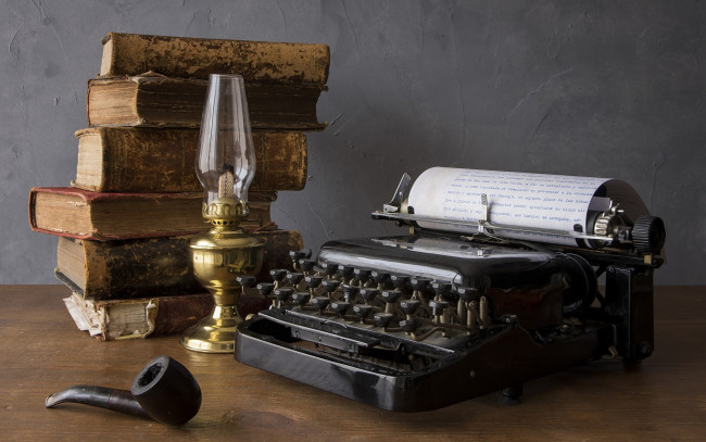 Обои картинки фото разное, ретро,  винтаж, лампа, трубка, пишущая, машинка, старинные, книги