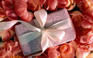 Картинка праздничные подарки+и+коробочки подарок коробка цветы розы лента