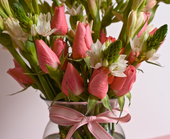 Обои картинки фото цветы, букеты, композиции, ваза, лента, розы