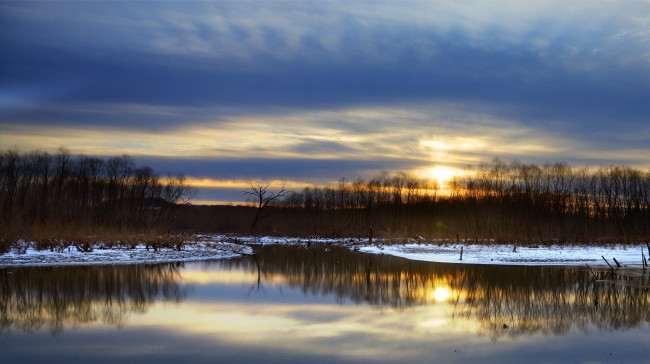 Обои картинки фото природа, восходы, закаты, берег, река, отражение, деревья, снег, закат, вечер
