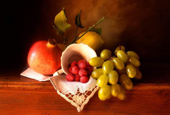 Обои картинки фото еда, фрукты, ягоды, виноград, лимон, гранат, малина, салфетка