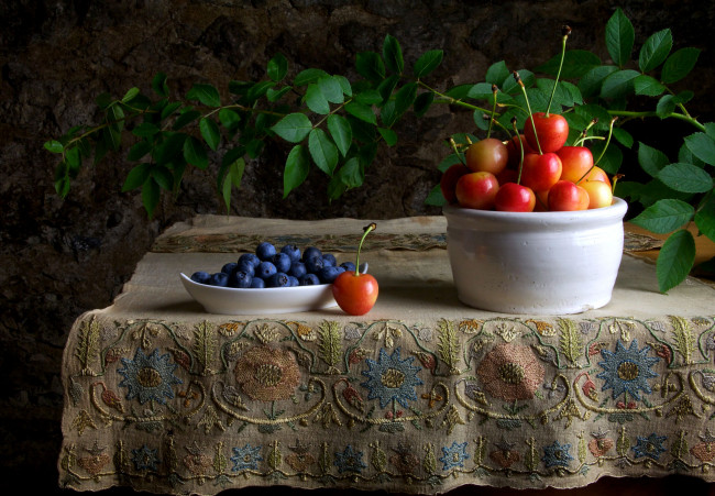 Обои картинки фото еда, фрукты, ягоды, скатерть, стол, голубика, черешня