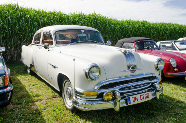 Обои картинки фото pontiac chieftan sedan 1954, автомобили, выставки и уличные фото, выставка, автошоу, ретро, история