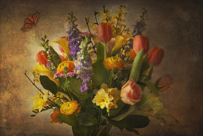 Обои картинки фото цветы, букеты,  композиции, тюльпаны, дельфиниум, розы, ранункулюс, бабочка