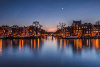 Картинка города -+пейзажи огни небо дома луна после заката вечер город нидерланды мост канал