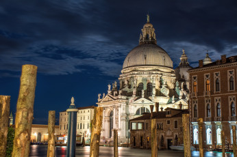 Картинка basilica+di+santa+maria+della+salute города венеция+ италия ночь канал собор купол