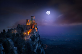 Картинка города сан-марино+ сан-марино гора монте-титано свет ночь гуаита башня крепость луна