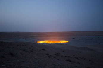 Картинка природа стихия небо газ сумерки пустыня огонь дарваза кратер туркменистан