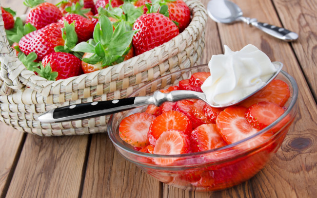 Обои картинки фото еда, клубника,  земляника, strawberry, cream, сливки, berries, ягоды, fresh, корзина