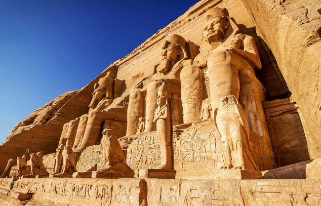 Обои картинки фото города, - исторические,  архитектурные памятники, nubia, rock, египет, abu, simbel, ancient, sky, абу-симбел, egypt, скала, небо, храм, статуи, temple