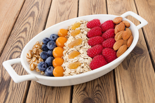 Обои картинки фото еда, мюсли,  хлопья, ягоды, орехи, fresh, миндаль, черника, blueberry, овсяные, хлопья, berries, малина, raspberry
