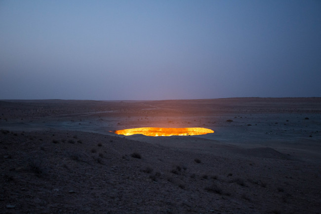 Обои картинки фото природа, стихия, небо, газ, сумерки, пустыня, огонь, дарваза, кратер, туркменистан