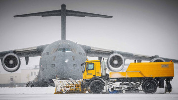 обоя boeing c-17 globemaster iii, авиация, военно-транспортные самолёты, aircraft, military, военно-транспортный, us, air, force, snow, аэродром, снег, зима