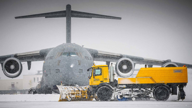 Обои картинки фото boeing c-17 globemaster iii, авиация, военно-транспортные самолёты, aircraft, military, военно-транспортный, us, air, force, snow, аэродром, снег, зима