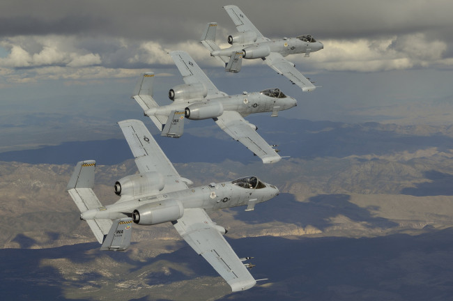 Обои картинки фото авиация, боевые самолёты, thunderbolt, ii, тандерболт, полет, a-10, штурмовик, три