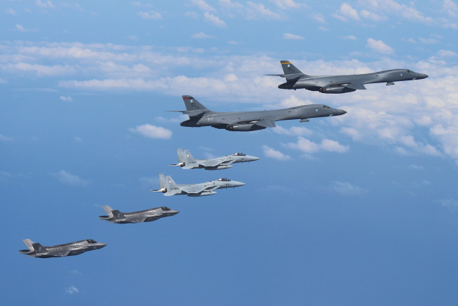 Обои картинки фото авиация, боевые самолёты, f-15s, rockwell, b-1b, lancers, небо, полет, f-35b