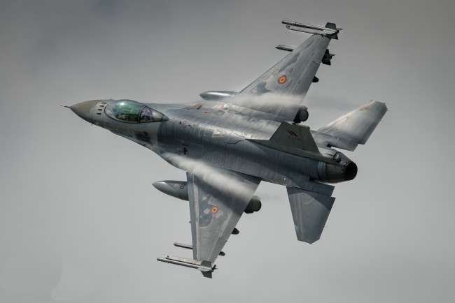 Обои картинки фото f-16amlu, авиация, боевые самолёты, ввс