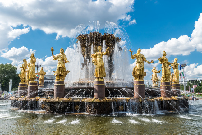 Обои картинки фото golden ladies fountain, города, - фонтаны, простор